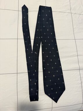 Black patterned tie